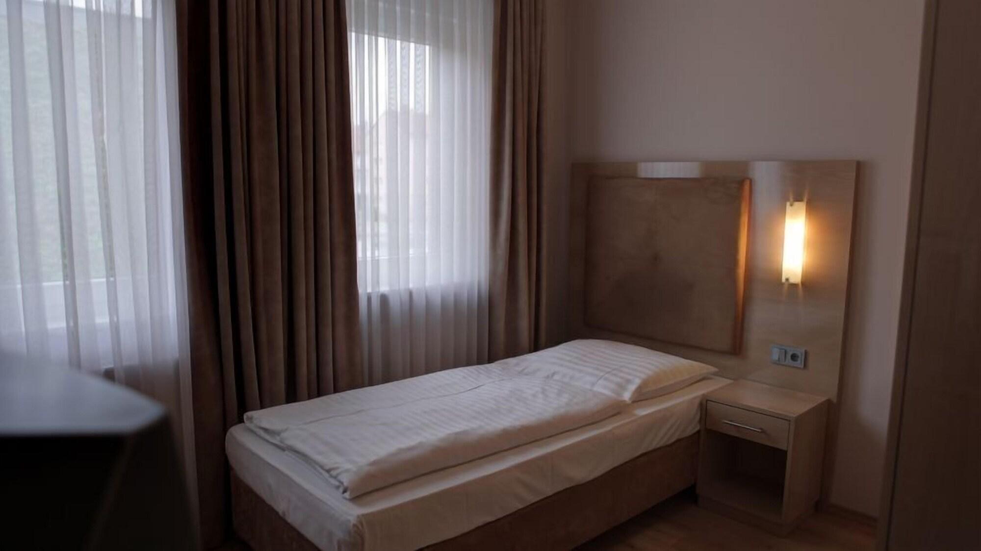 Hotel Am Kurfuerstenplatz - Messe Франкфурт-на-Майні Екстер'єр фото
