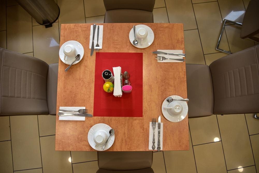 Hotel Am Kurfuerstenplatz - Messe Франкфурт-на-Майні Екстер'єр фото